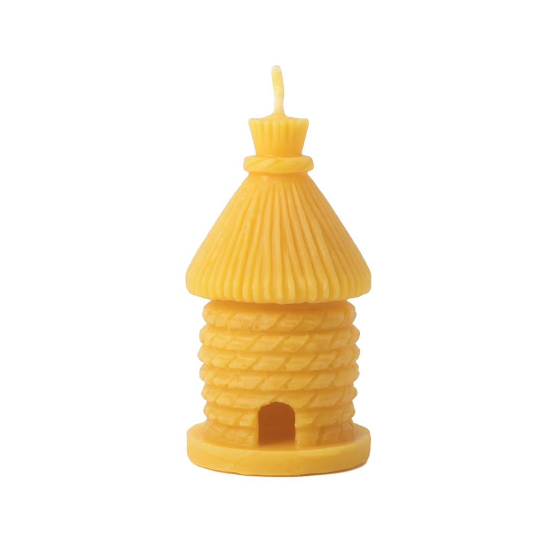 Bienenwachskerze in Form eines traditionellen Bienenkorbs
