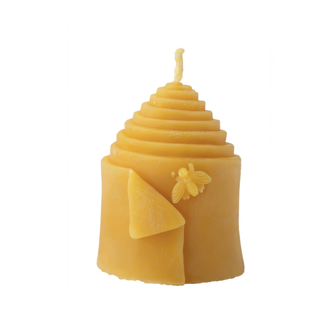 Gedrehte Stumpenkerze aus Bienenwachs mit Bienenmotiv